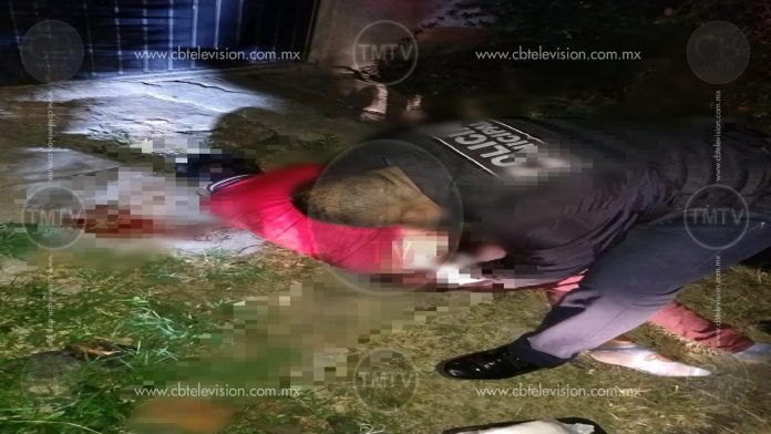 Le dan sus cachazos en la cabeza y le navajean una nalga en el Lago I