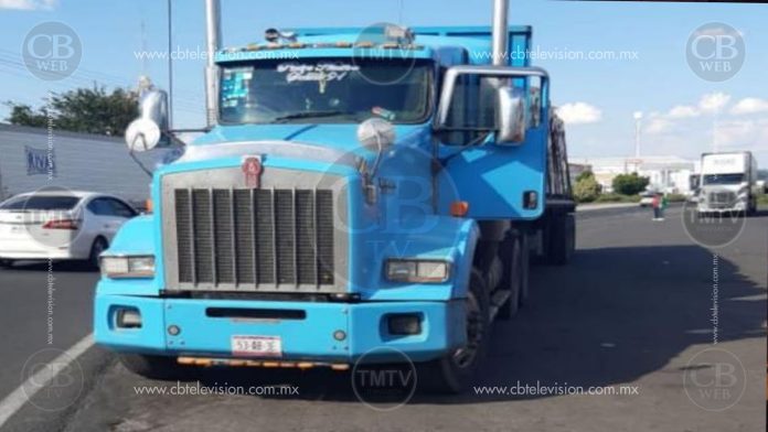 Recuperan tráiler robado cargado con 20 toneladas de tejas