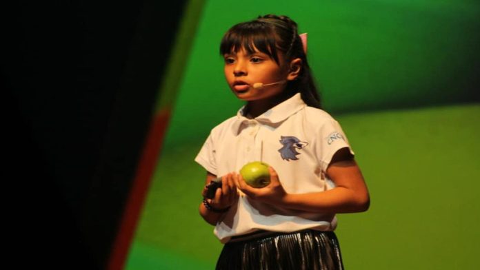 Niña mexicana tiene un coeficiente superior al de Einstein y Stephen Hawking