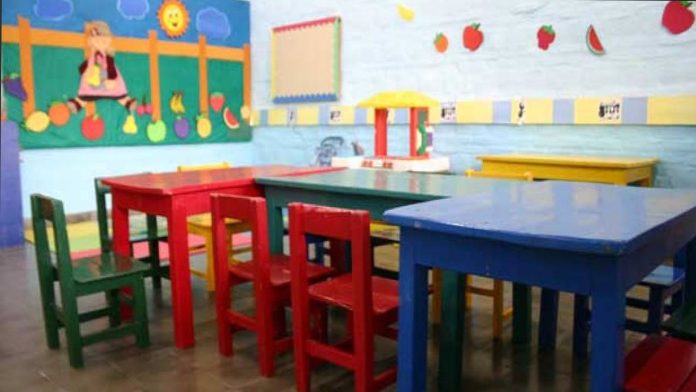 Hombre ataca a niños de kínder con químico corrosivo