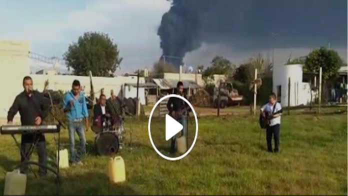 Video: Aprovechan explosión de ducto para grabar “La cumbia del huachicol”