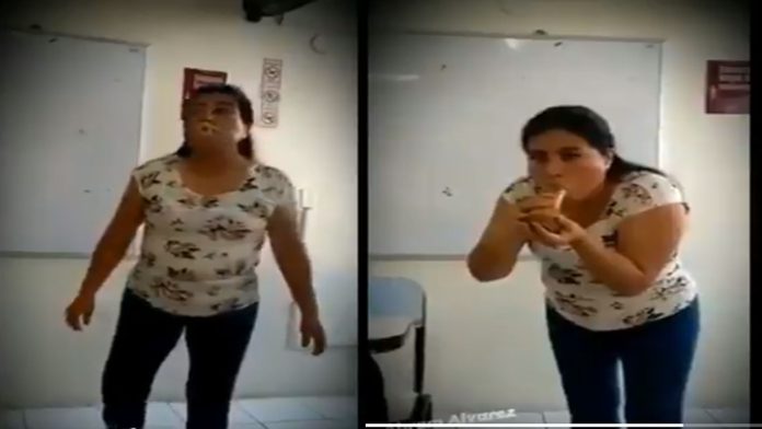 Video: Maestra enseña a niños a poner un condón con la boca