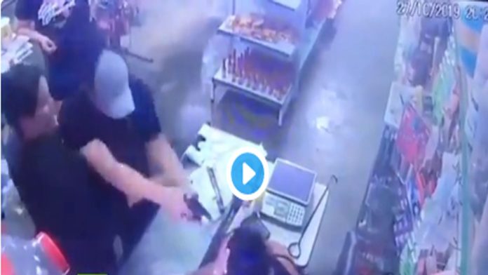 Video: Hombre intenta asesinar a su esposa a balazos; falla los tiros