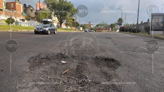 Los baches continúan alrededor de la capital michoacana