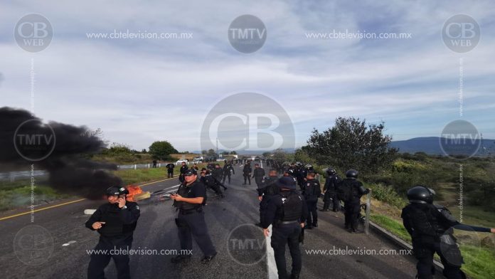 Normalistas queman llantas en la carretera Morelia-Pátzcuaro