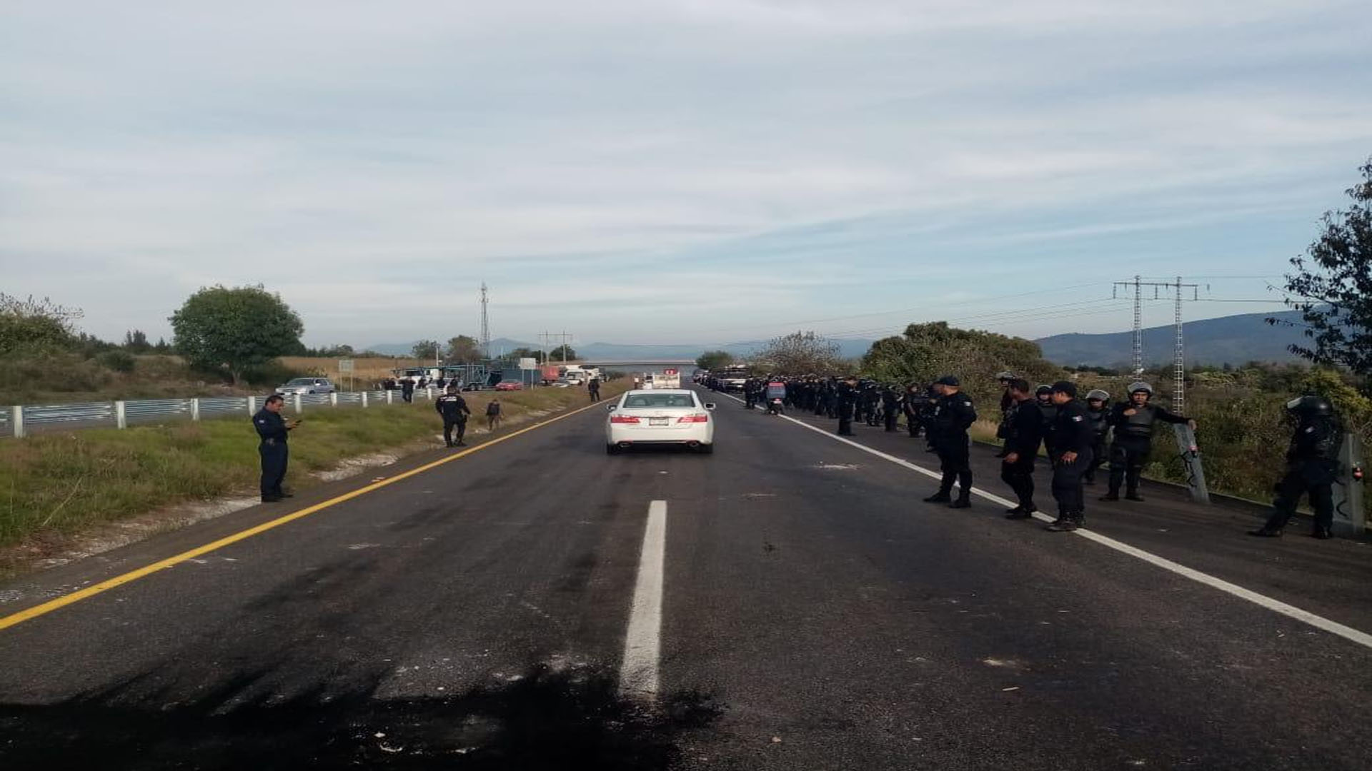 Mediante el diálogo, libera SSP vialidad en la carretera Morelia-Pátzcuaro Mediante el diálogo, libera SSP vialidad en la carretera Morelia-Pátzcuaro
