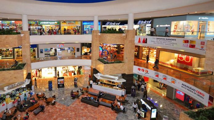 México: Bebé se cae del primer piso de un centro comercial; acusan a padres de ir distraídos con el celular