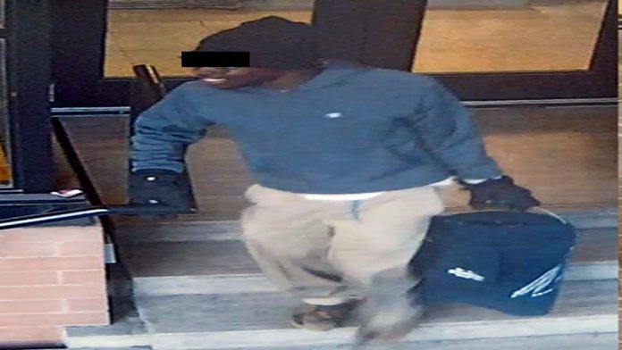 Detienen a hombre por arrojar excremento a las personas