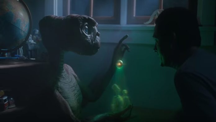 Video: Después de 37 años E. T. regresa a la Tierra
