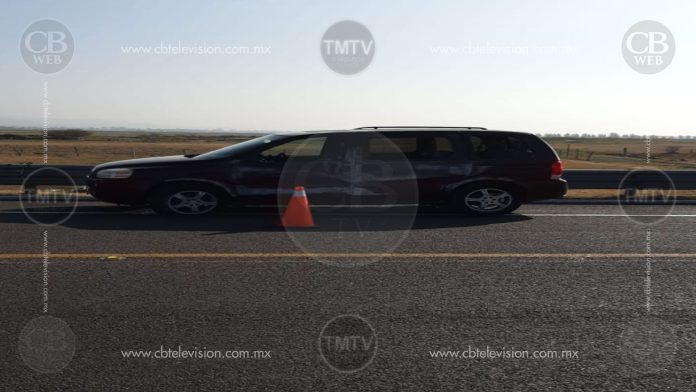 Camioneta choca con muro de acero y deja dos lesionados