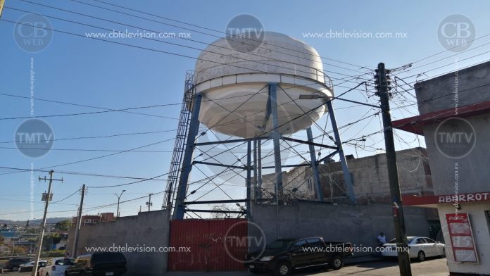 Por descuido, se desperdicia el agua del tinaco elevado en la colonia Primo Tapia