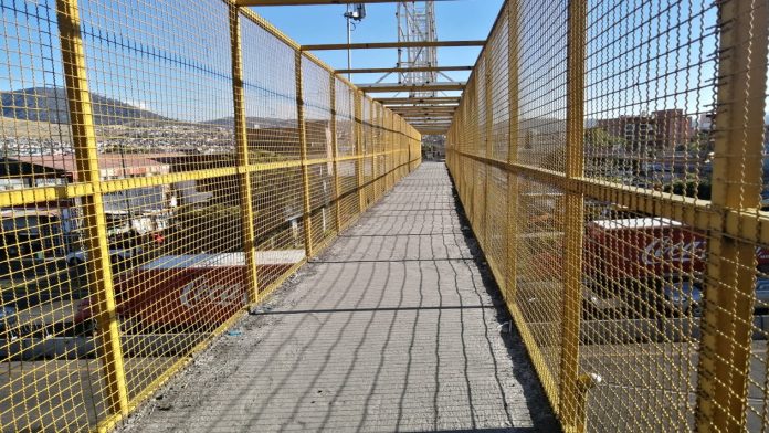 Ciudadanos denuncian puente peatonal sin alumbrado, ni techo