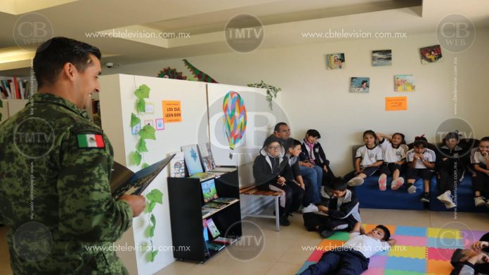 Milicia comparte lectura con niños y niñas de Morelia