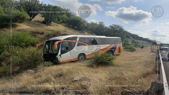 Autobús se sale de la carretera y deja dos heridos
