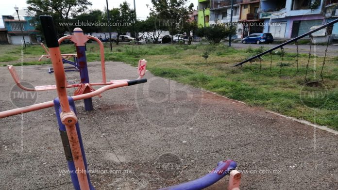 Parque de juegos completamente deshecho