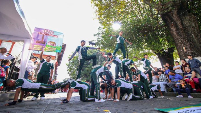 Ordenado y lúcido desfile de la Revolución Mexicana en Uruapan