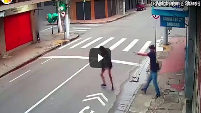 Video (+18): Mujer indigente le pide una moneda; él la mata a balazos