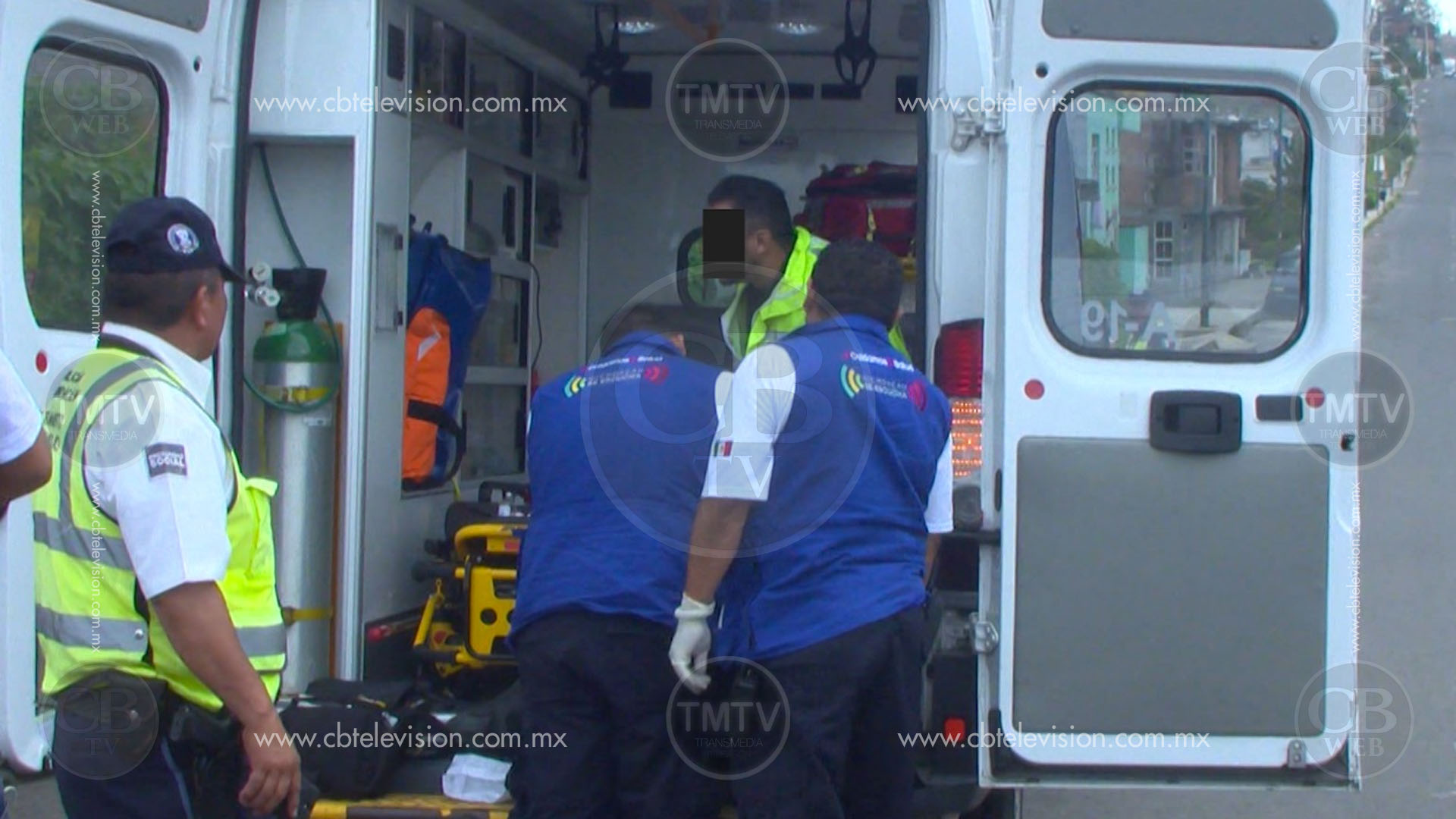 Patrulla se brinca un tope y dos policías terminan heridos al caer al suelo Patrulla se brinca un tope y dos policías terminan heridos al caer al suelo