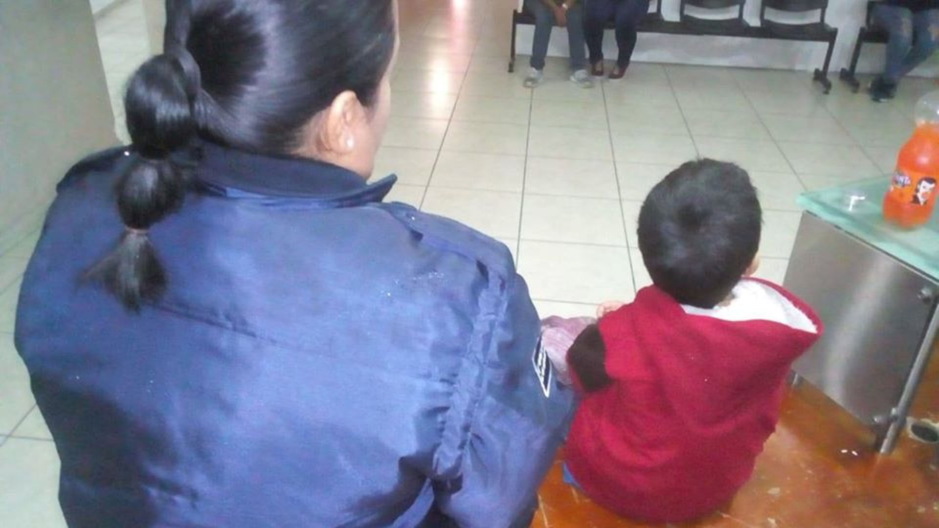 México: Mujer corrió a su hijo de 5 años de casa; le dio una bolsa llena de su ropita México: Mujer corrió a su hijo de 5 años de casa; le dio una bolsa llena de su ropita