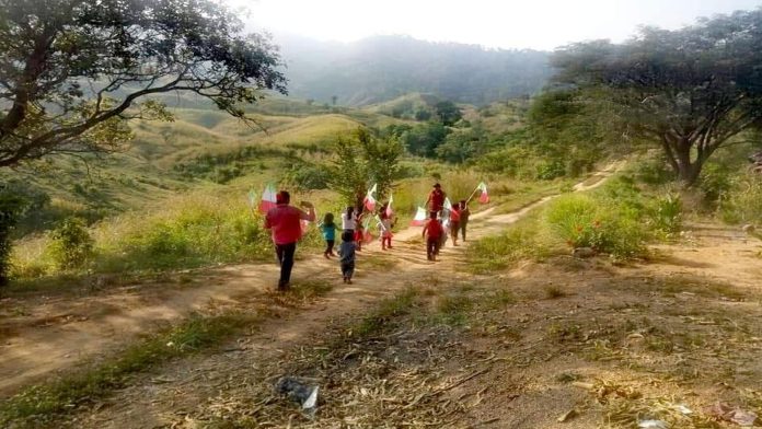 Se viralizan niños descalzos desfilando por una terracería en Chiapas