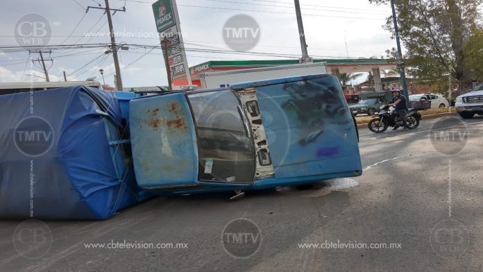 Vuelca camioneta sobre Madero Poniente