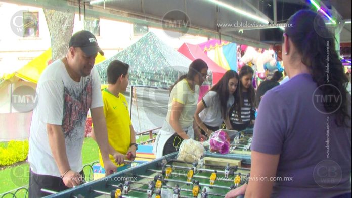 Los futbolitos, un juego tradicional que divierte a morelianos de todas las edades