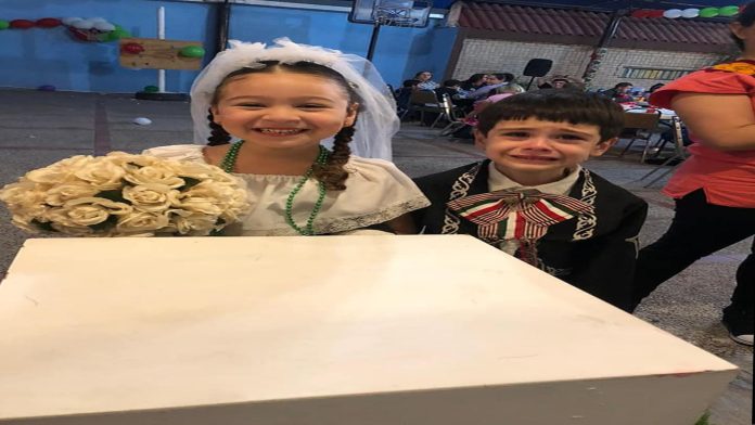 Niños casándose en kermés se vuelven virales