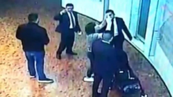 Sacan a mujer de un museo por amamantar a su bebé