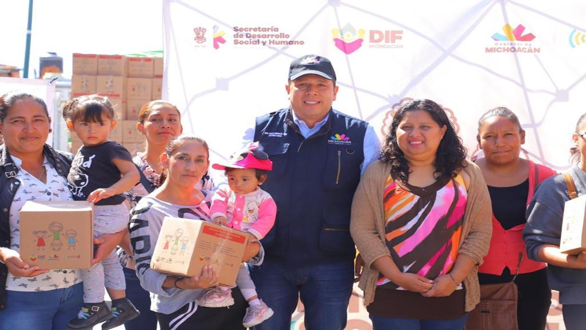 Entregan DIF Michoacán y Sedesoh, apoyos alimentarios a niñas y niños de Morelia Entregan DIF Michoacán y Sedesoh, apoyos alimentarios a niñas y niños de Morelia