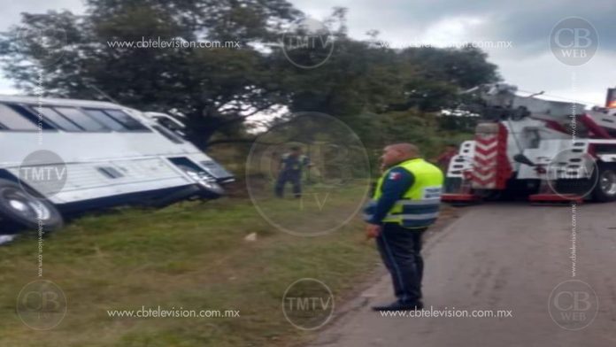 Vuelca autobús en la Pátzcuaro-Morelia