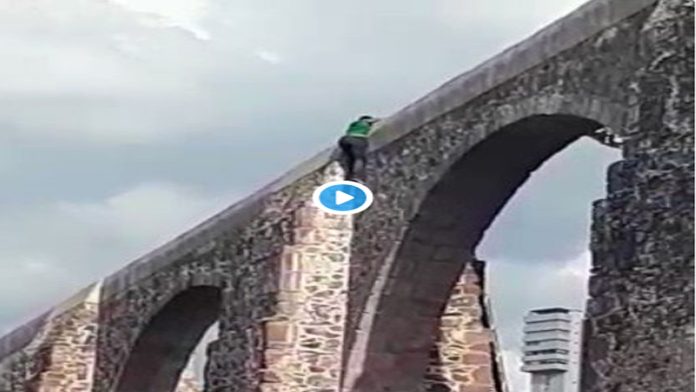 Video: Hombre intenta suicidarse arrojándose del Acueducto de Querétaro