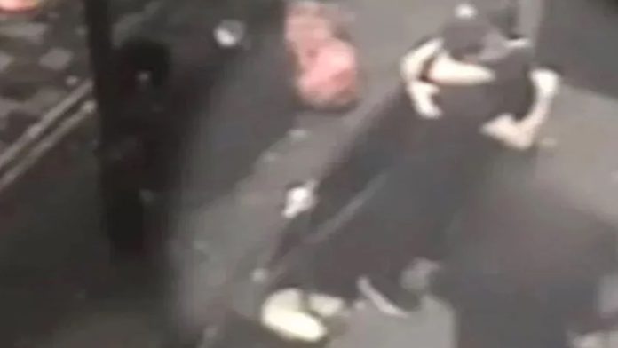 Violadores se abrazan tras abusar sexualmente de una mujer