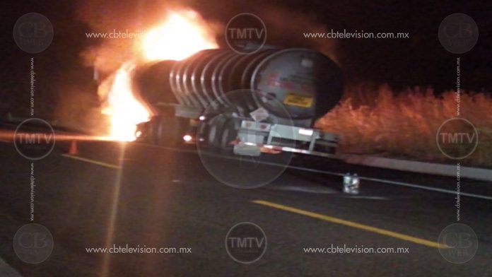 Arde en llamas pipa con turbosina en el siglo XXI