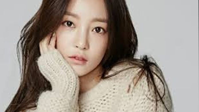 Hallan muerta a cantante de K-pop dentro de su domicilio