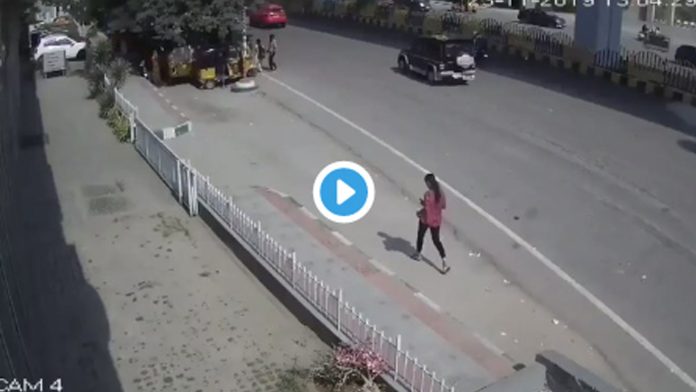 Video (+18): Captan el momento en que vehículo en exceso de velocidad cae de un puente y mata a una persona  
