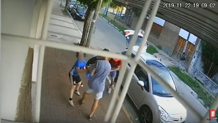Video: Niño patea a asaltante para defender a su mamá