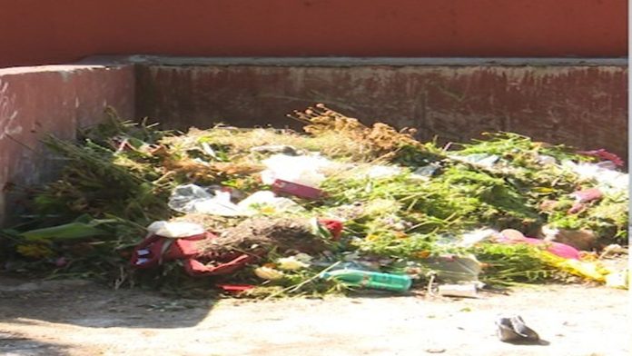 Familias comen entre infecciones por condiciones del Panteón Municipal