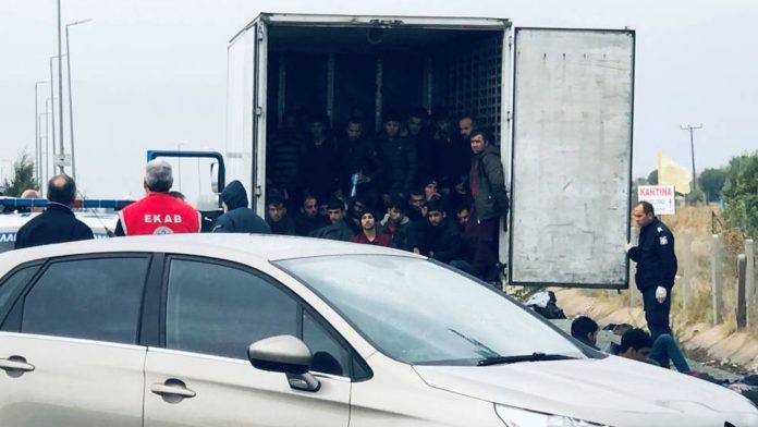 Encuentran 41 migrantes en un camión frigorífico en Grecia