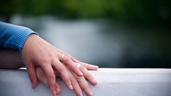 Estudio revela que el amor se encuentra después de los 27 años