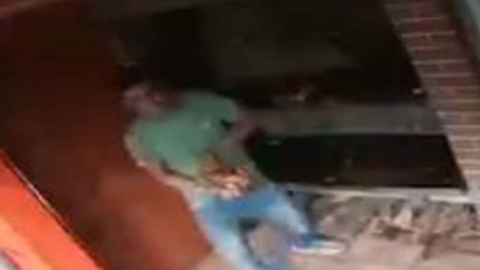 Video: Se “rostiza” las manos por robarse un pollo