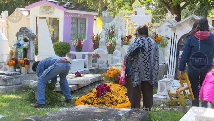 Las tradiciones en Morelia continúan; acuden familias al panteón para celebrar la Noche de Muertos