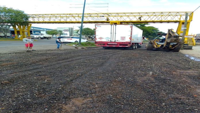 Ante falta de interés y de trabajo del Gobierno Transportistas de Bien reparan vialidades