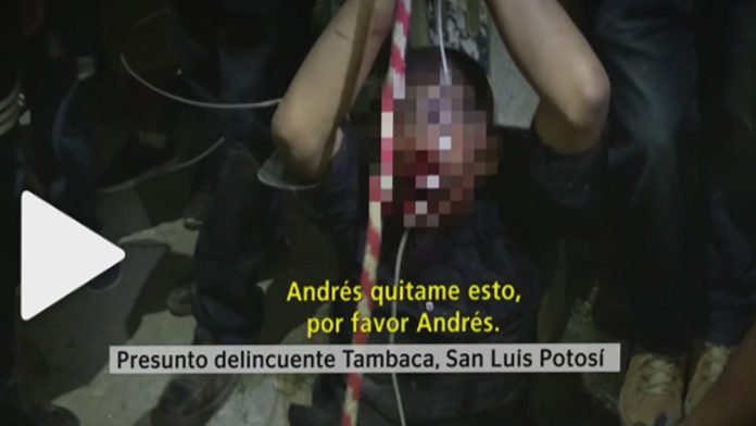 Video: Ex policía apuñala a sacerdote; habitantes lo amarran a un poste