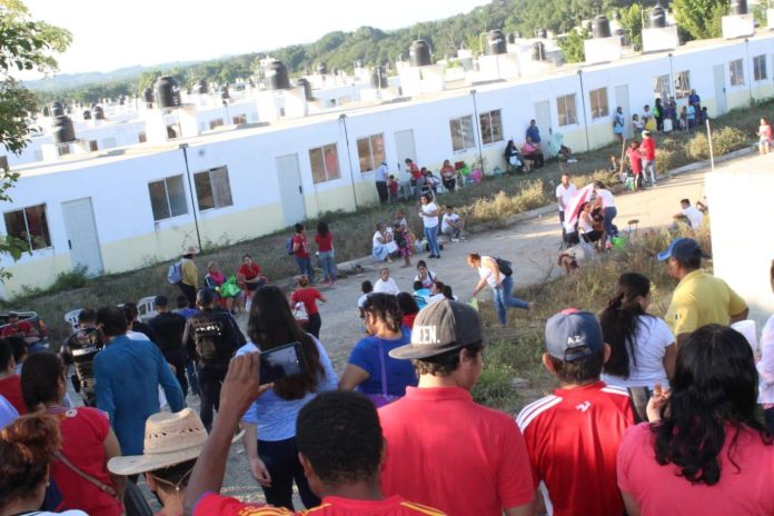 Policía desaloja 400 paracaidistas en Lázaro Cárdenas