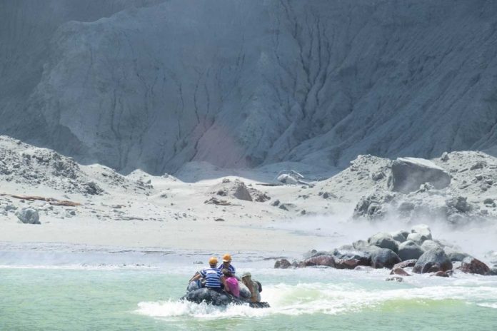 Un volcán, supuestamente estaba inactivo y utilizado como atracción turística, hizo erupción, dejando 18 personas heridas y cinco fallecidos.