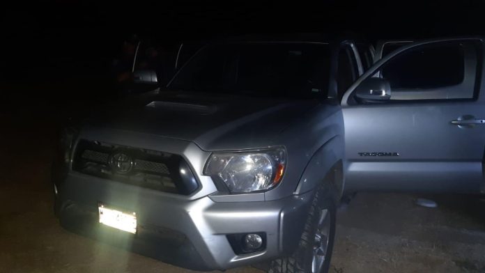 Enfrentamiento a balazos deja una camioneta asegurada con vestimenta de la Policía Michoacán
