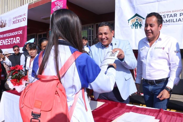 Llama Víctor Manríquez a la juventud a seguir por el camino de la educación