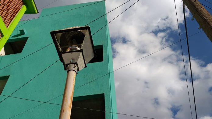 Luminarias rotas, postes de luz sin farolas; una problemática en la colonia Manantiales de Morelia