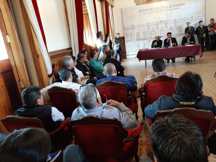 Transportistas se manifiestan en el Congreso de Michoacán
