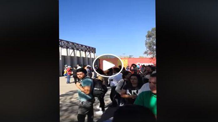 Aficionados del Monarcas abarrotan la taquilla del estadio Morelos